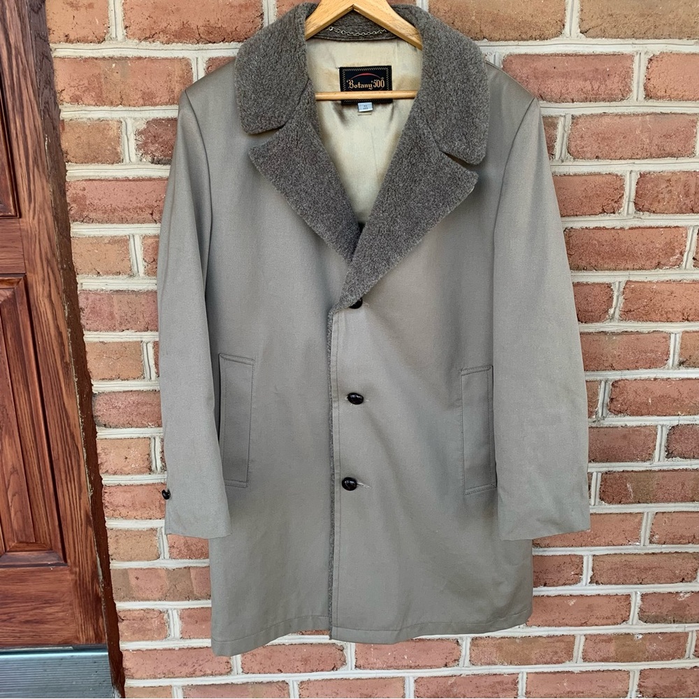 Mens immaculate wide collared overcoat   Size 42 regular